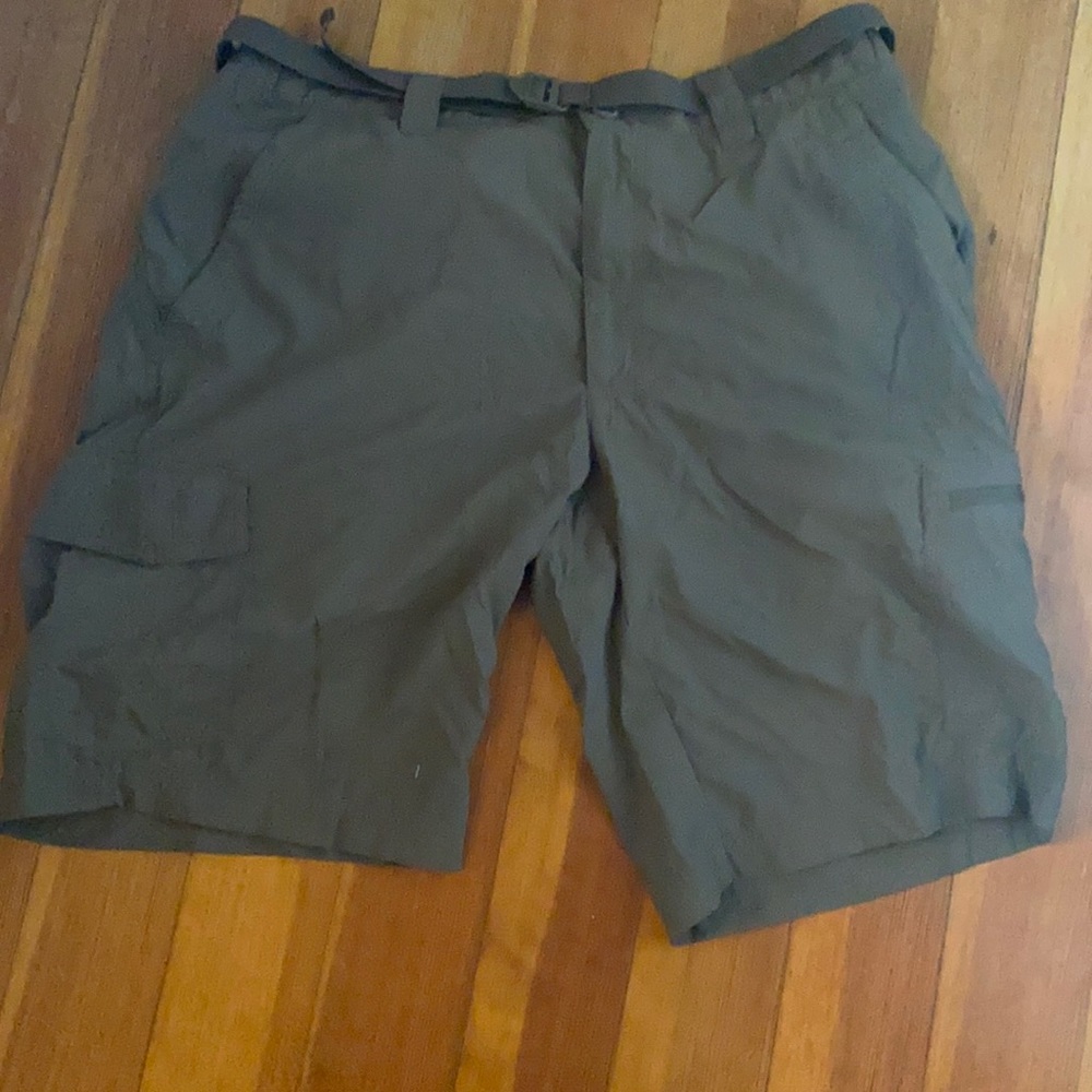 Columbia Olive Green Light Cargo Short